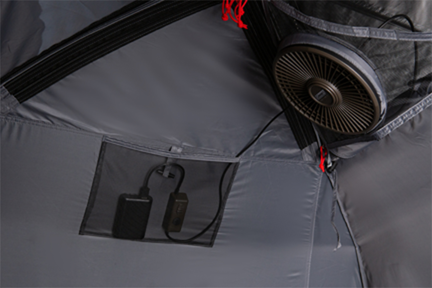 リバーシブルファンベンチレーション（別売）が装着できるメッシュハンガーを付属。温まったテント内の空気を外へ排出することでテント内に気流を作り、より涼しく快適な空間に