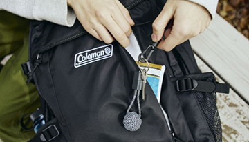 縦型フロントポケットにはエラスティックコード装備鍵やパスケースなどの取り付けが可能