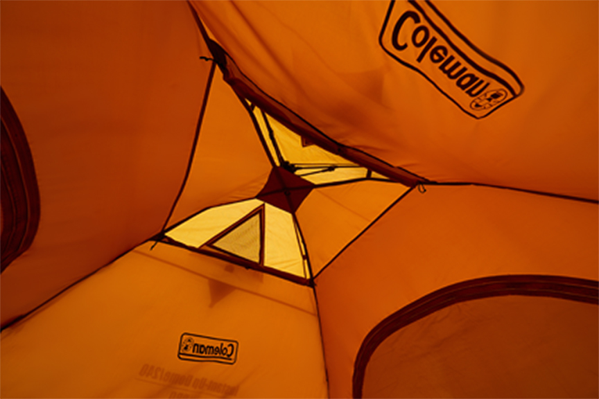 熱気のこもりやすいテント上部にベンチレーションを装備