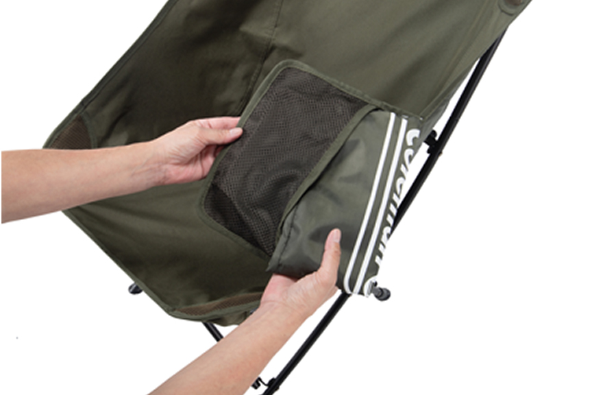 吊り下げ式サイドポケットの裏側はチェアの収納袋などをしまっておける大型ポケット