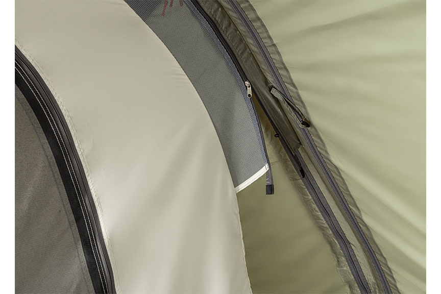 ファスナーでインナーテントとテント本体を連結することでテント全体の剛性をアップ。強風時の揺れを軽減。